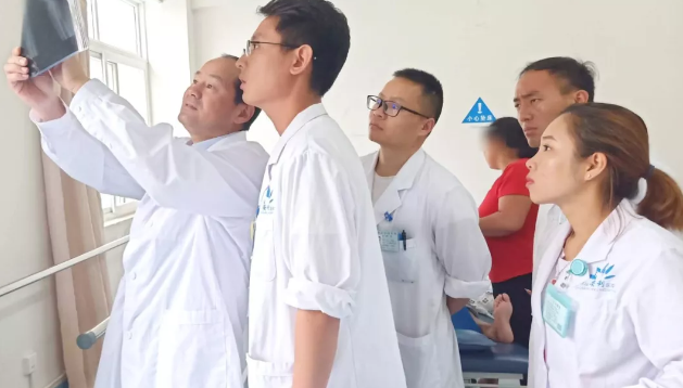 云南省康復(fù)三級(jí)體系項(xiàng)目中心葉斌團(tuán)隊(duì)到保山安利醫(yī)院進(jìn)行學(xué)科建設(shè)、業(yè)務(wù)指導(dǎo)及板橋中心衛(wèi)生院示范單位評(píng)審驗(yàn)收并授牌