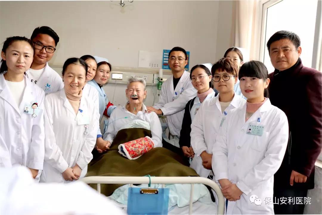 97歲八路老戰(zhàn)士身患多種疾病，常年住院視醫(yī)院為家，醫(yī)護(hù)為親人