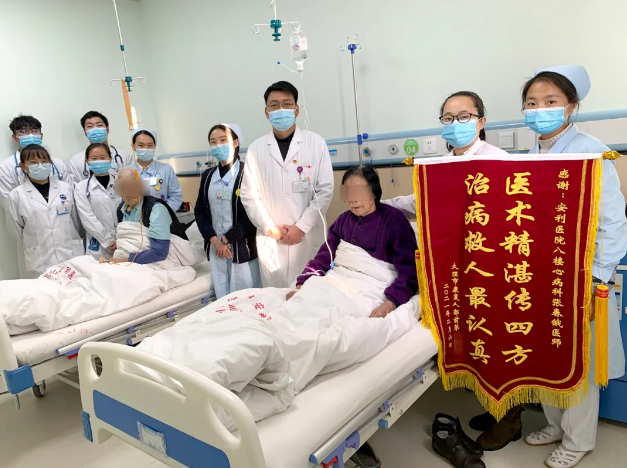 溫暖的陪伴、細心的照顧，兩位老人感恩贈錦旗！