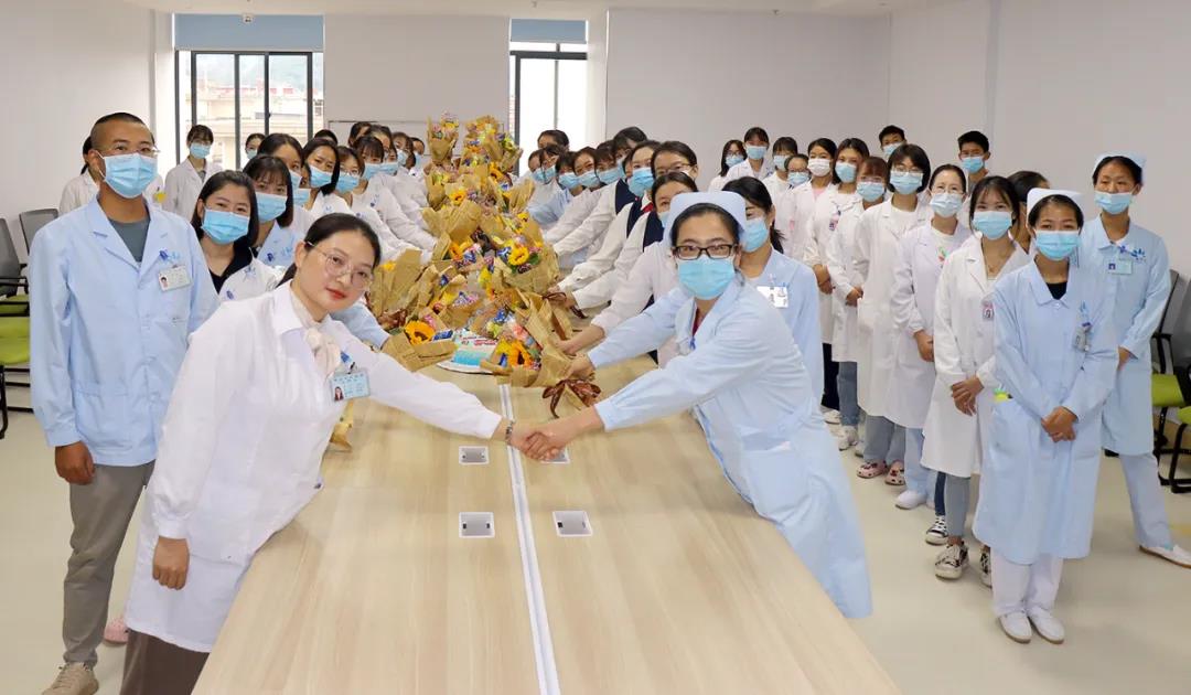【保山安利醫(yī)院】雙節(jié)同慶，用祝福和鮮花感謝默默付出的治療師和教師們