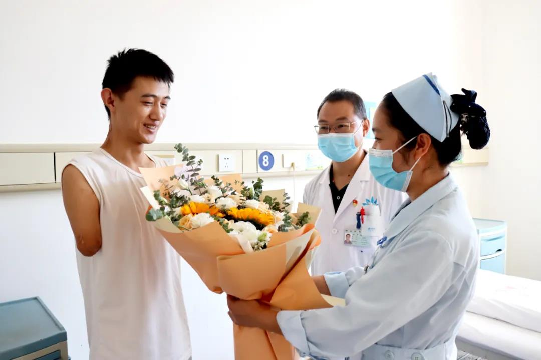【保山安利醫(yī)院】雖然失去了雙臂，但他用堅(jiān)強(qiáng)、樂(lè)觀的態(tài)度讓生活充滿陽(yáng)光！