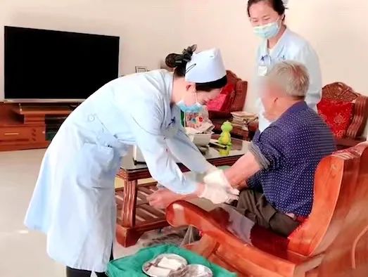 【保山安利醫(yī)院】82歲爺爺與老伴居家，在院手術(shù)后換藥不便，居家護(hù)理上門服務(wù)解難題