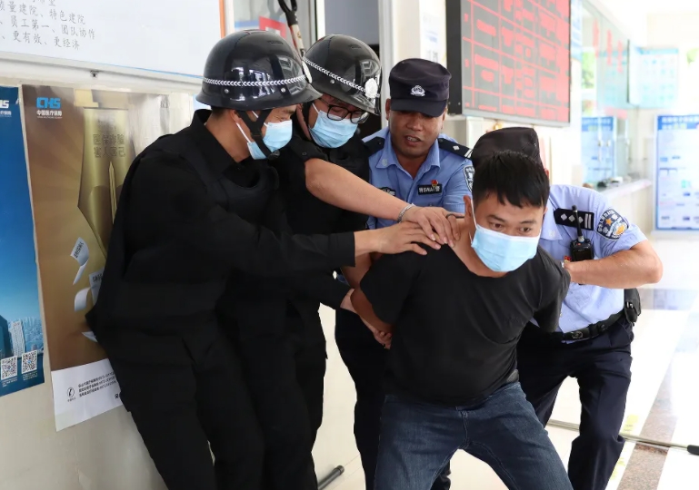 警醫(yī)聯(lián)動(dòng)丨反恐防暴應(yīng)急演練，筑牢醫(yī)院安全防線